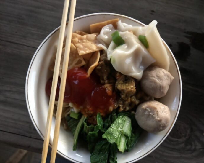 Mie Jamboel dengan toping bebek