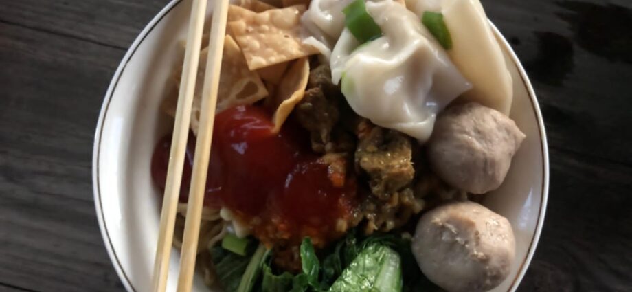 Mie Jamboel dengan toping bebek